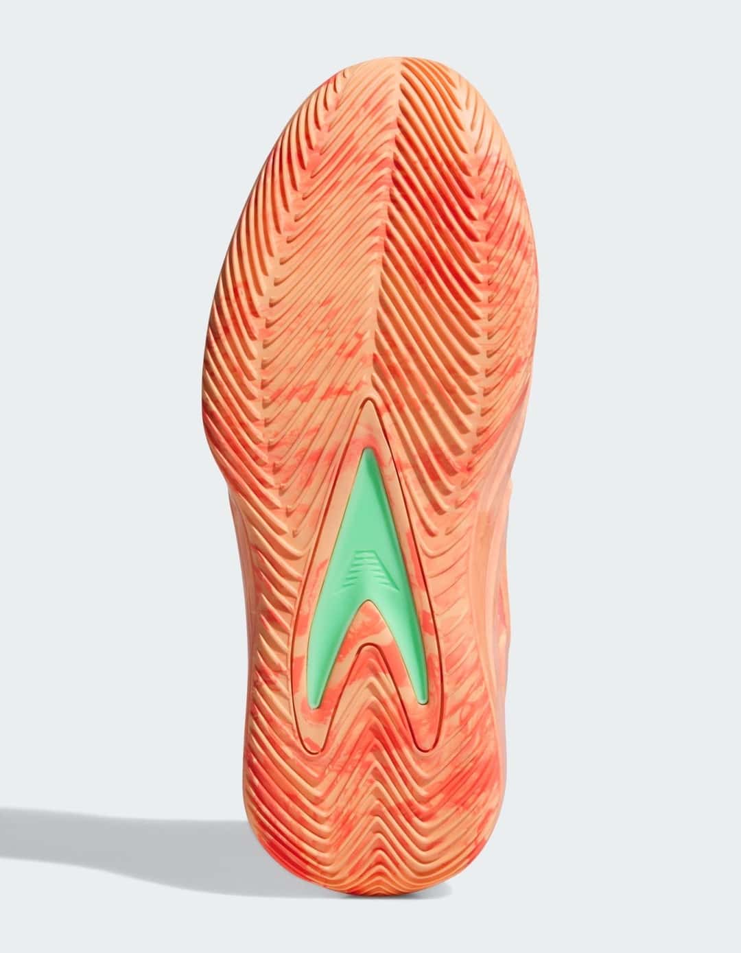 Suela de la adidas AE 3 With Love en durazno con vetas naranjas y el logo verde de Anthony Edwards en el centro