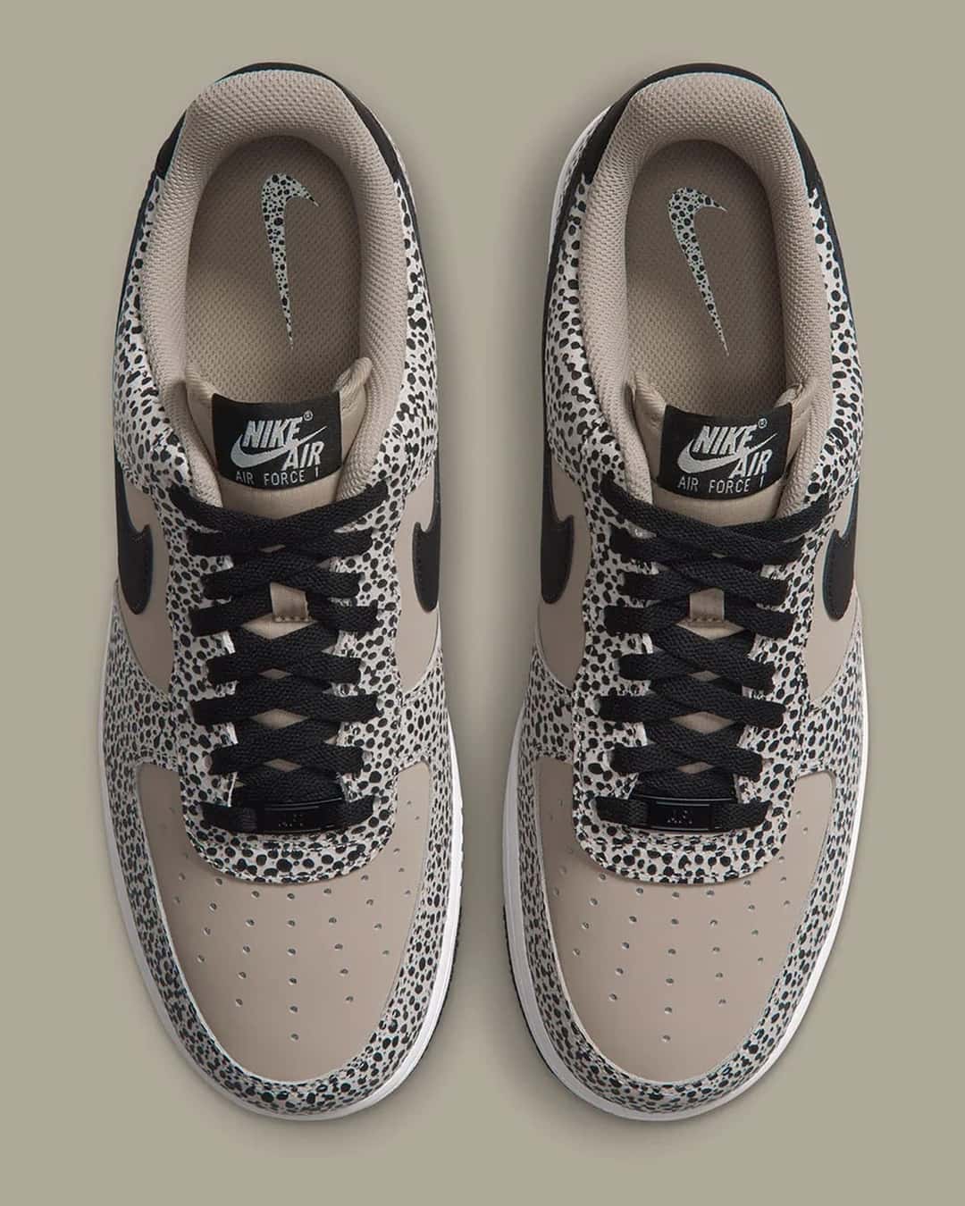 Nike Air Force 1 Low Safari vista desde arriba, con el estampado de manchas en la puntera y los ojales, cordones negros y plantilla con logo Nike Air Force 1
