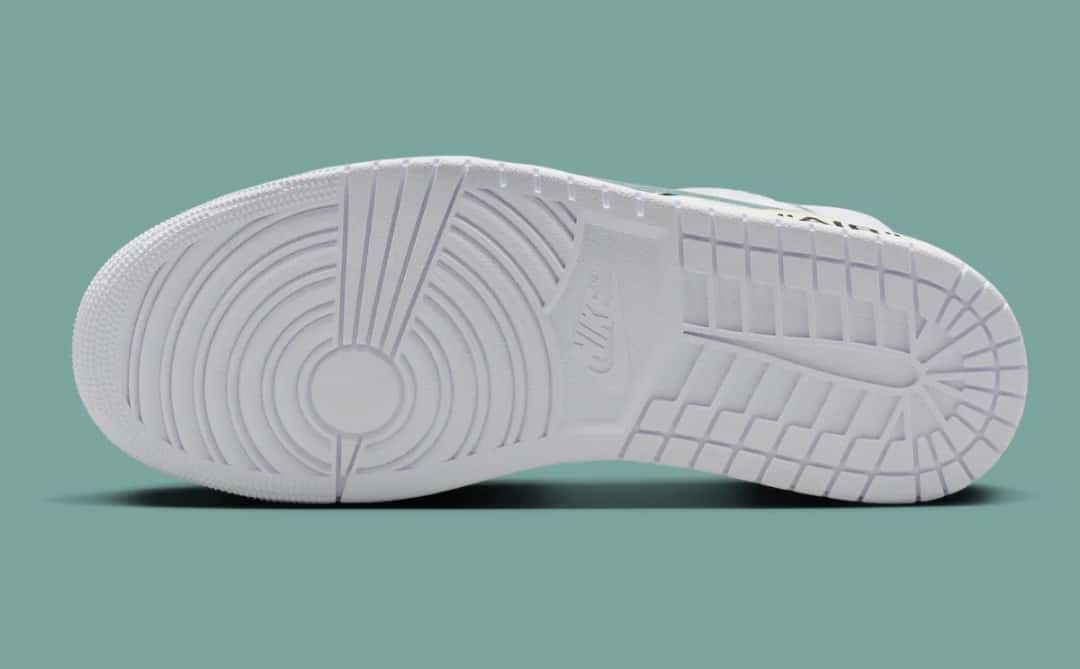 Detalle del branding V.A.A. for Nike en el panel medial