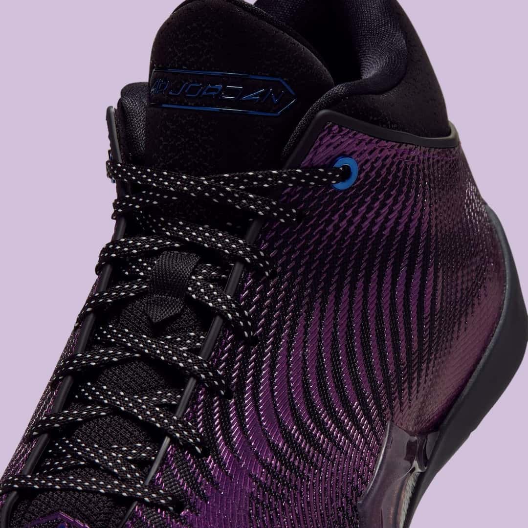 Detalle del Air Jordan 41 Amethyst con cordones negros y blancos, ojal azul metalizado y la textura de líneas del violeta sobre la capellada