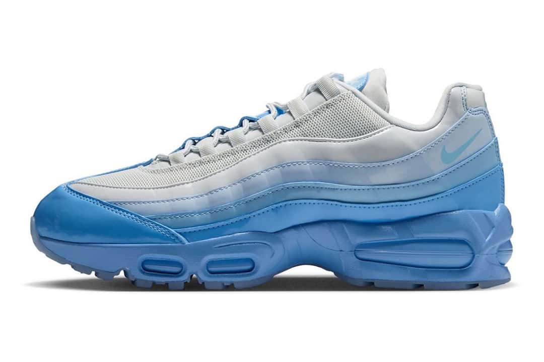 Nike Air Max 95 Blue Tint de perfil sobre fondo blanco, con las capas laterales de charol que pasan del gris claro al celeste, Swoosh celeste chico cerca del talón y unidades de aire celestes a la vista