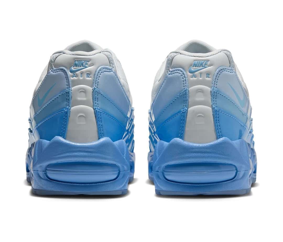 Talones del Nike Air Max 95 Blue Tint sobre fondo blanco, con el logo Nike Air en celeste, las capas de charol en degradé y la unidad de aire celeste del talón
