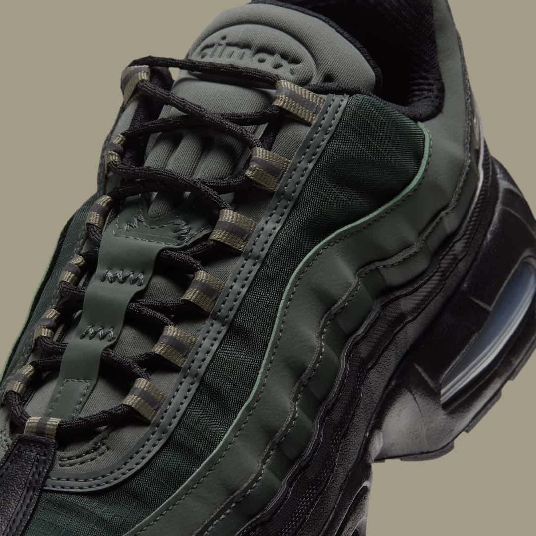 Detalle de los cordones del Nike Air Max 95 Gore-Tex Camo Green con los pasacordones oliva y el ripstop verde