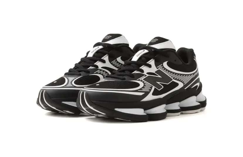 New Balance ABZORB 2000 «Yin-Yang» negra con detalles blancos y la N blanca, de perfil sobre fondo blanco
