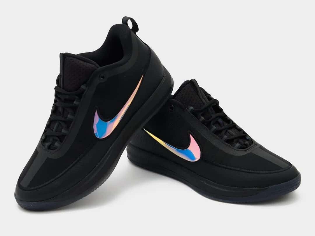 Par de Nike Book 2 Desert Night todo en negro con los Swooshes iridiscentes en distintos tonos