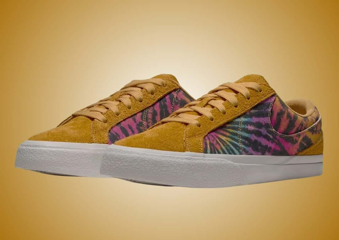 Par de la Nike Blazy Tie-Dye en vista de tres cuartos, con la gamuza mostaza y los paneles teñidos de colores