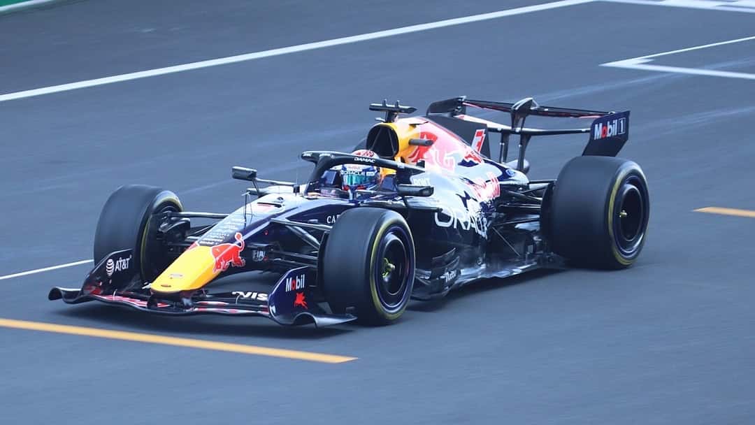 Foto de archivo: el Red Bull azul oscuro de Max Verstappen, con detalles rojos y amarillos, en la recta durante una práctica del Gran Premio de China 2026