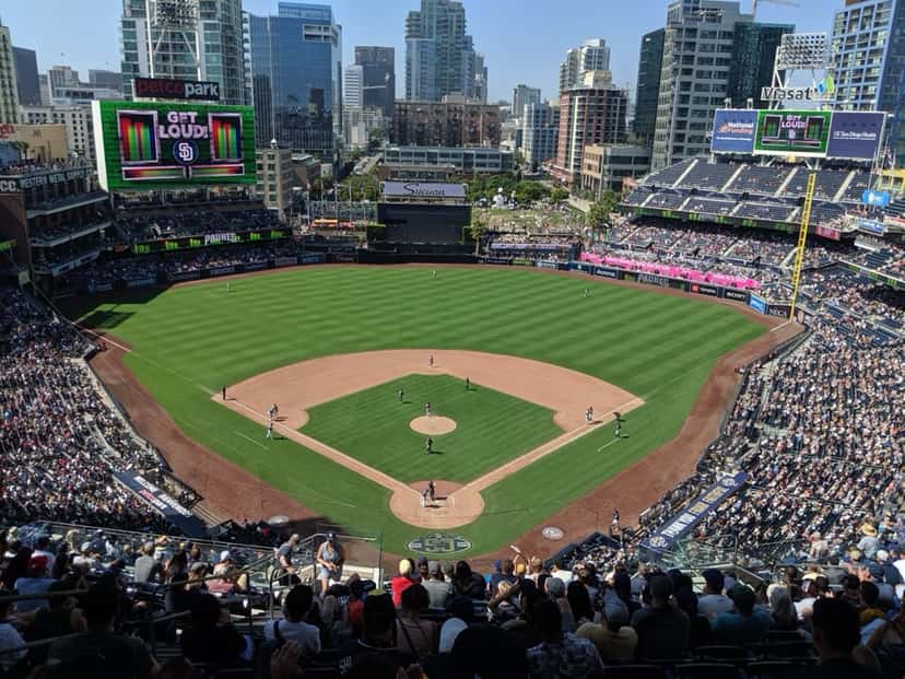 Foto de archivo: vista desde lo alto de Petco Park, con el diamante, las tribunas llenas, la pantalla gigante a la izquierda y los edificios del centro de San Diego de fondo