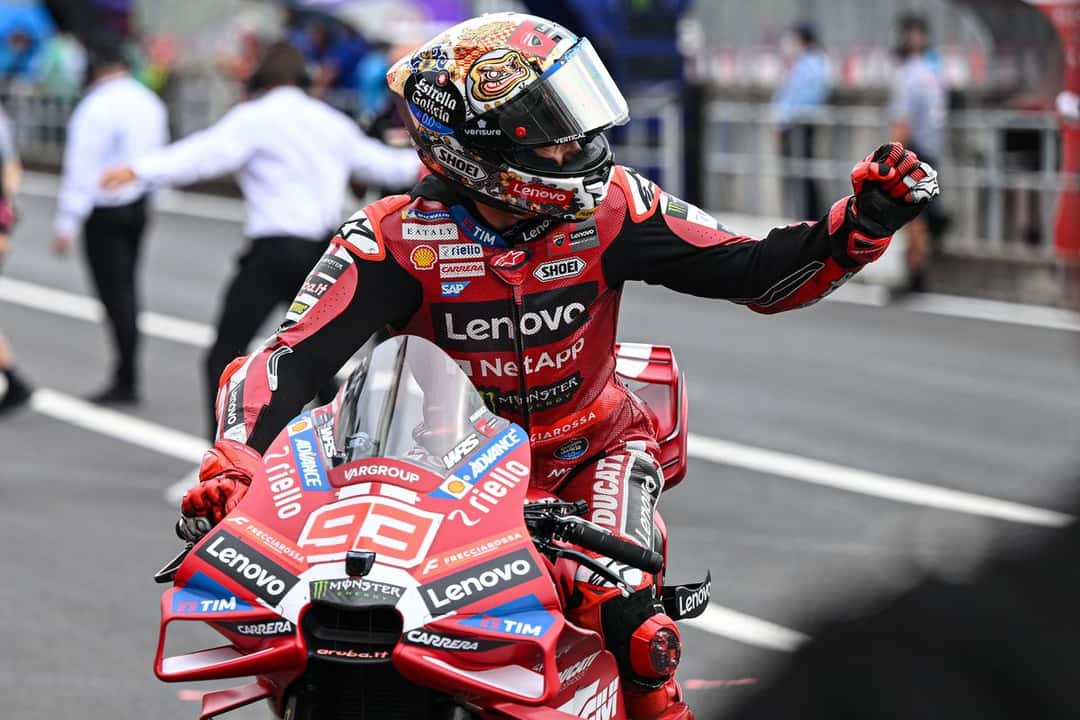 Marc Márquez levanta el puño arriba de su Ducati roja número 93 al llegar a boxes en Motegi