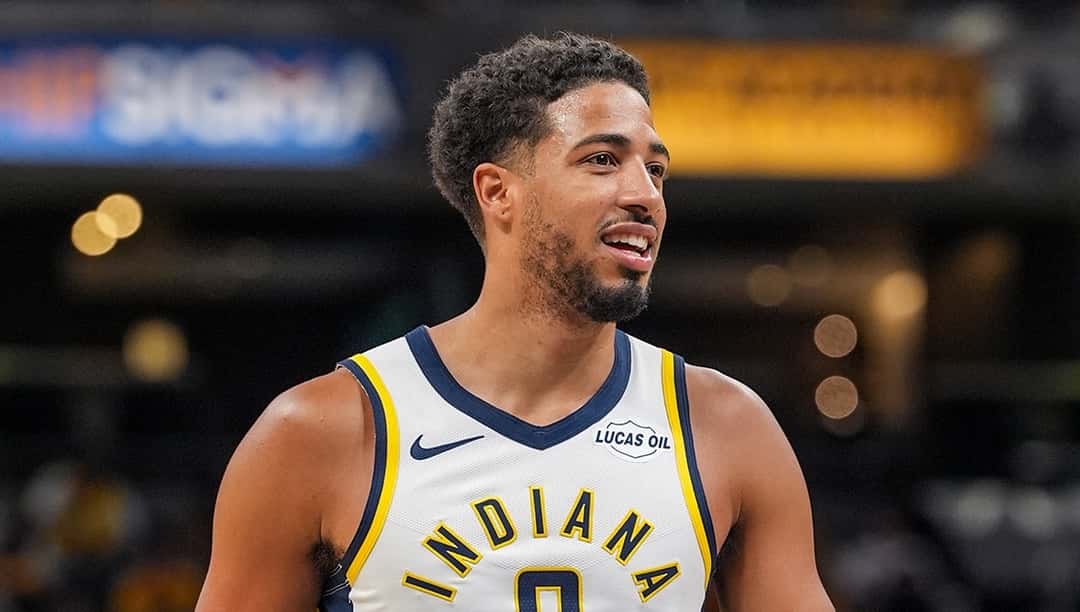 Tyrese Haliburton, con la camiseta blanca número 0 de los Indiana Pacers, sonríe en el FanJam de los Pacers (foto de archivo)