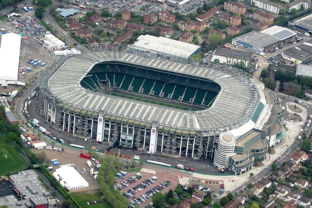 Imagen aérea del estadio de Twickenham, con sus tribunas y la cancha, rodeado por barrios y calles de Londres