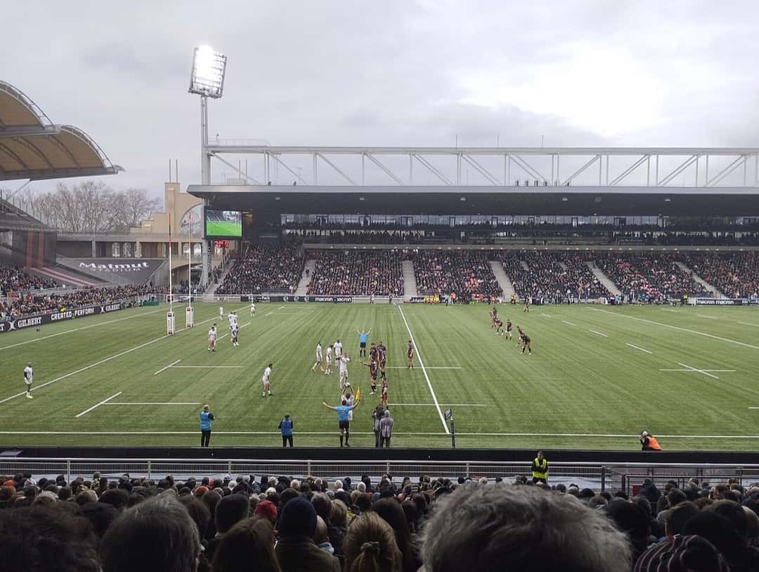 Foto de archivo: un line del Lyon ante La Rochelle en el Matmut Stadium de Gerland, con las tribunas llenas, en febrero de 2024