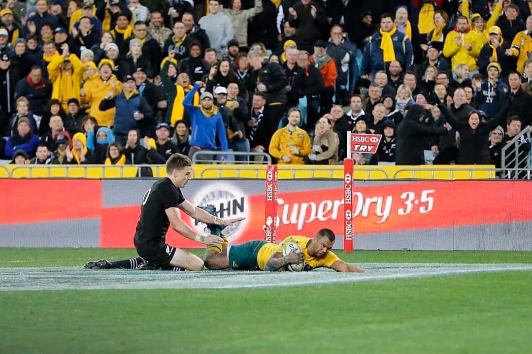Foto de archivo: Kurtley Beale se tira al suelo para apoyar un try con la camiseta de Australia mientras un jugador de los All Blacks intenta frenarlo