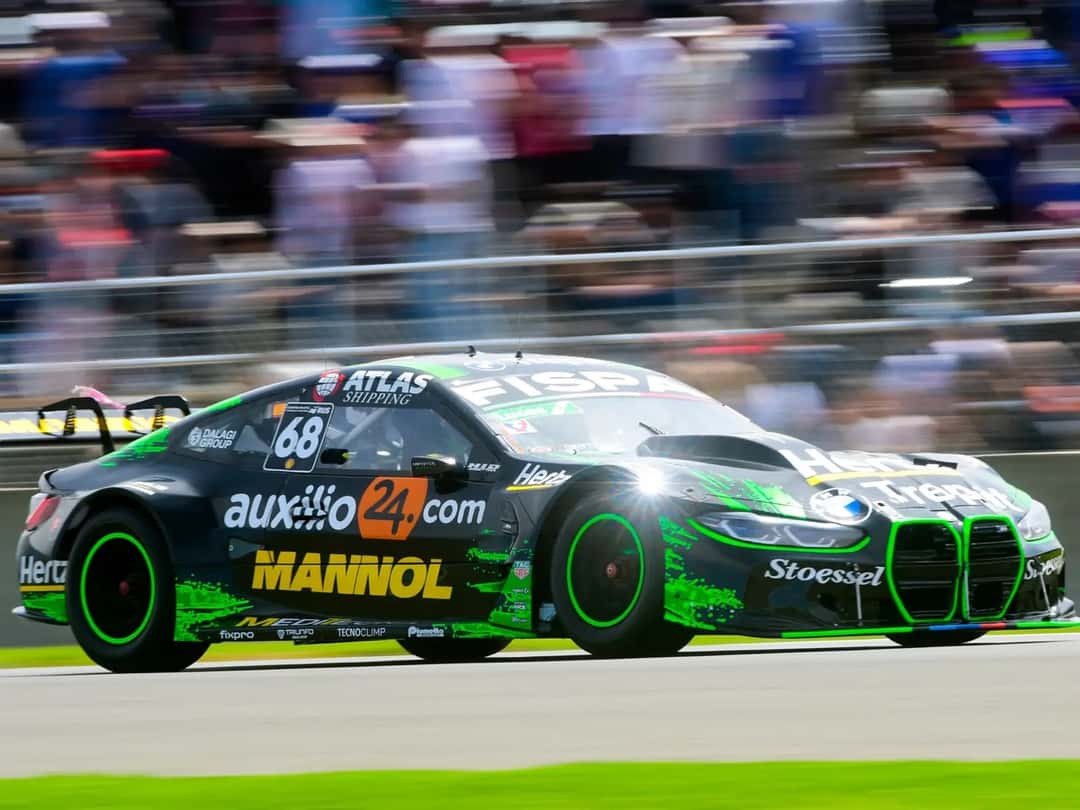 El BMW número 68 de Julián Santero, a toda velocidad frente a la tribuna durante una de las series del domingo en San Nicolás