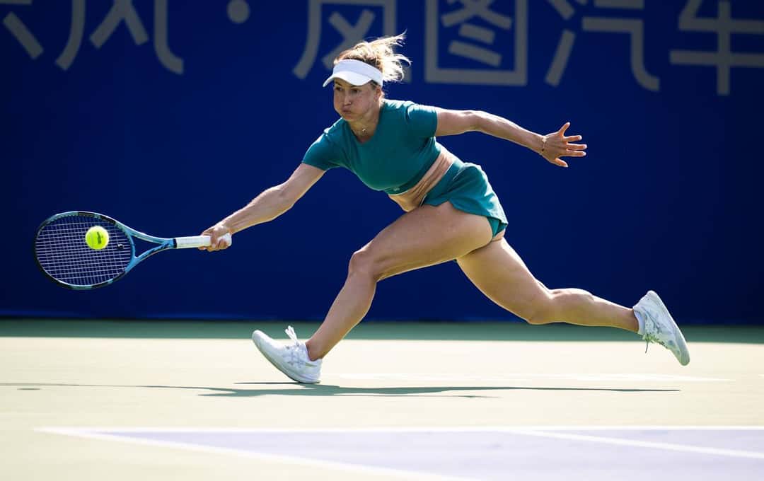 Yulia Putintseva estira el brazo para devolver un drive en su partido de primera ronda del Wuhan Open 2026