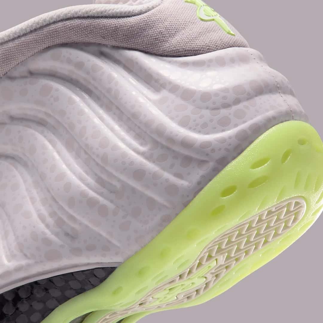 Detalle de la carcasa del Nike Air Foamposite One Mummy con las ondas moldeadas, el estampado safari en relieve y la suela Barely Volt