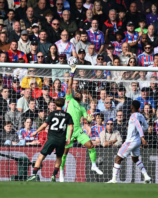 Walter Benítez, con el buzo verde de arquero del Crystal Palace, se estira y atrapa la pelota por arriba en un centro durante el partido ante Nottingham Forest en Selhurst Park (foto: prensa Crystal Palace)