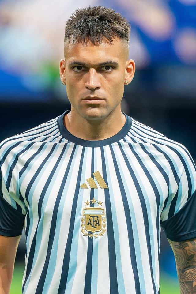 Lautaro Martínez, con la camiseta titular de la Selección argentina, mira al frente antes de un partido; foto de archivo del Mundial 2026 (foto: Bryan Berlin, Wikimedia Commons, licencia CC BY-SA 4.0)