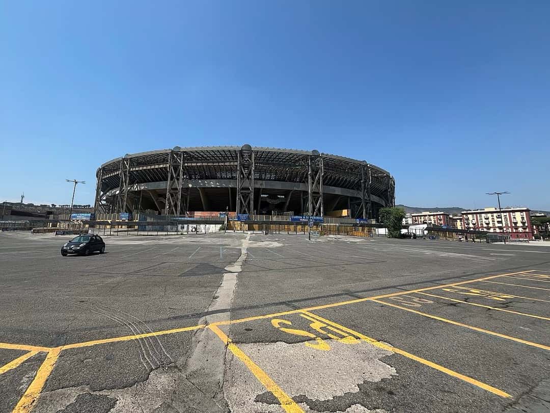 El estadio Diego Armando Maradona, de Napoli, visto desde el estacionamiento exterior en un día de sol; foto de archivo de agosto de 2025 (foto: Calciopedia, Wikimedia Commons, dominio público, CC0)