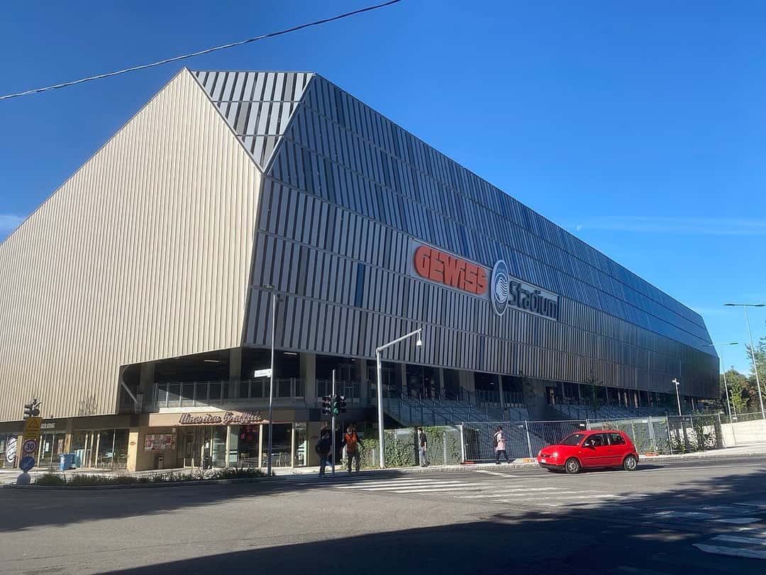 El exterior del estadio del Atalanta, en Bergamo, con su fachada de paneles metálicos; foto de archivo de octubre de 2020 (foto: Vincenzo.togni, Wikimedia Commons, licencia CC BY-SA 4.0)