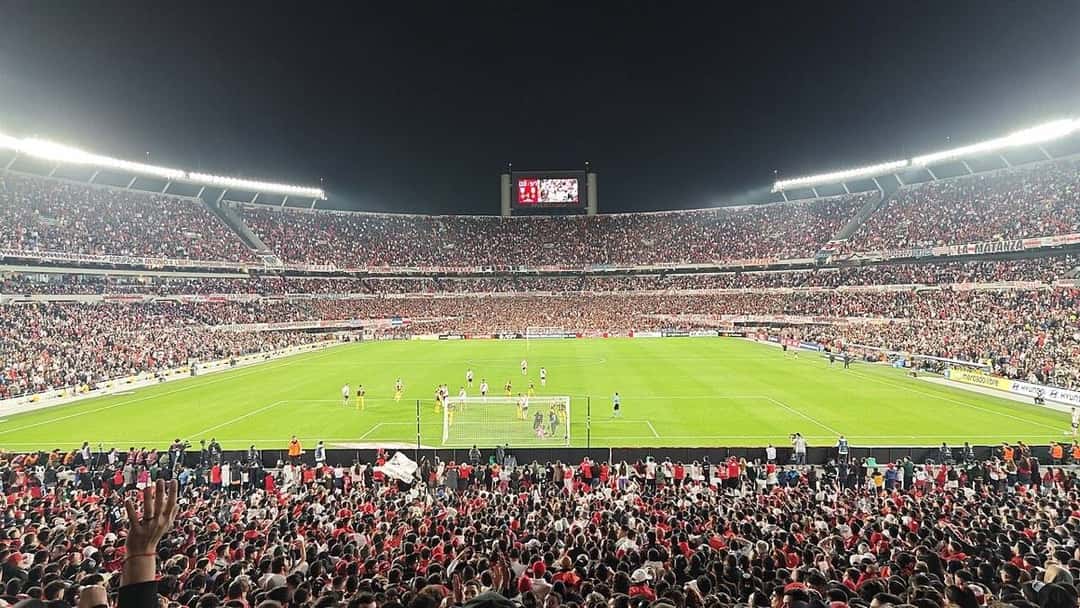 El estadio Monumental, de River, de noche y con las tribunas repletas, visto desde una de sus tribunas; foto de archivo de 2024 (foto: Dibumartinez23, Wikimedia Commons, dominio público, CC0)
