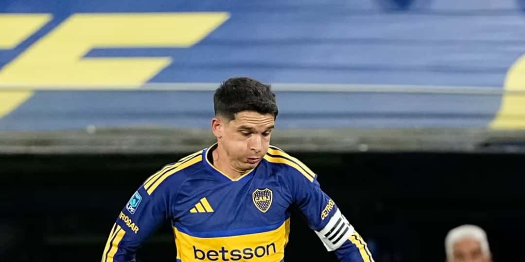 Lautaro Blanco, con la camiseta azul y oro de Boca, conduce la pelota en La Bombonera durante el partido con Talleres (foto: prensa Boca Juniors)