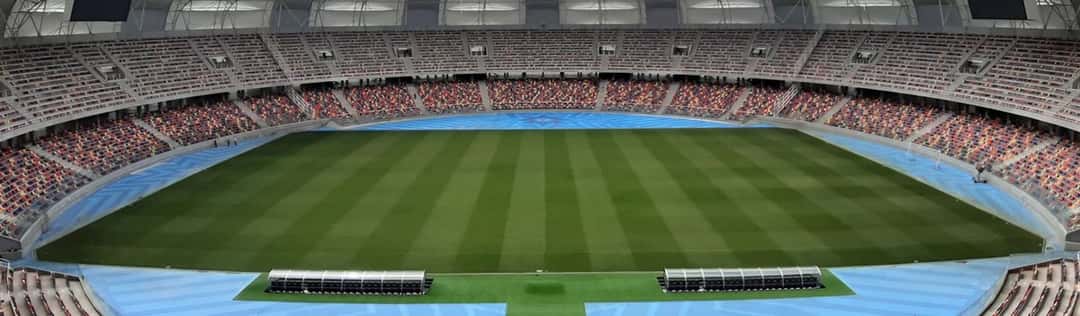 Vista panorámica del estadio Único Madre de Ciudades, con la cancha, los bancos de suplentes y las tribunas de butacas de colores bajo el techo; foto de archivo de enero de 2023 (foto: NatiSantii02, Wikimedia Commons, licencia CC BY-SA 4.0)