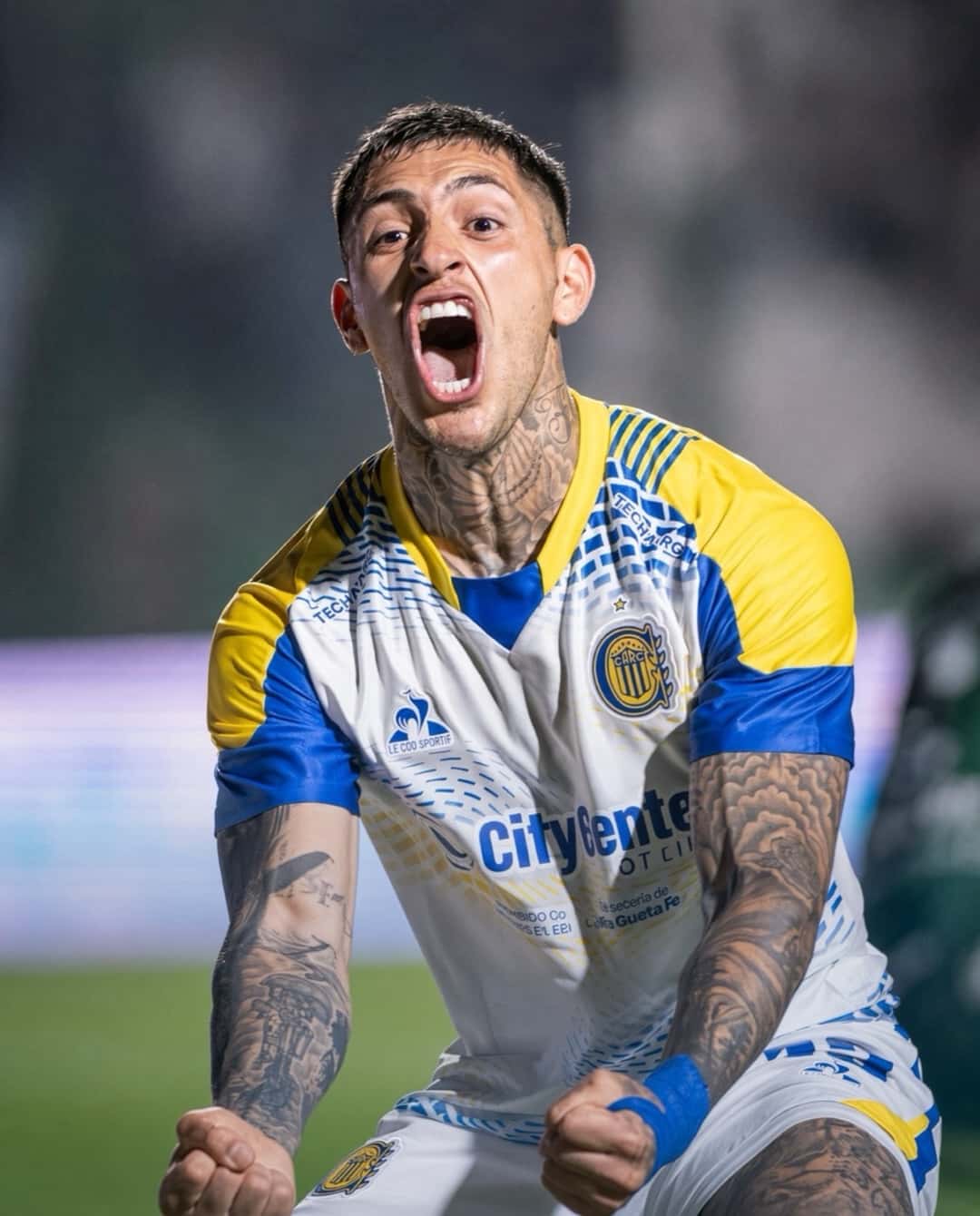 Un jugador de Rosario Central, con la camiseta blanca con detalles azules y amarillos, grita con los puños apretados después de un gol en Junín, el viernes 30 de octubre (foto: prensa Liga Profesional de Fútbol)