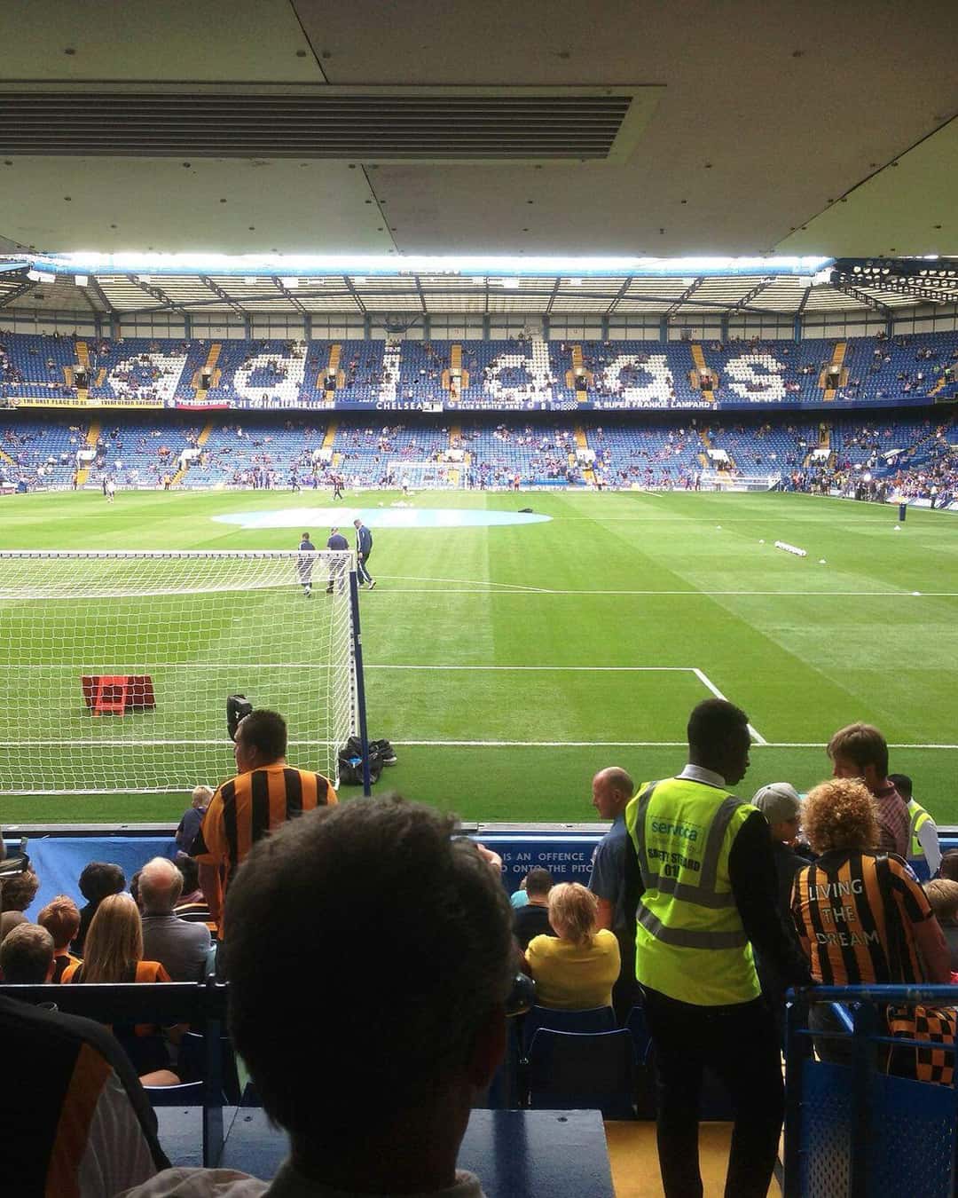 Stamford Bridge visto desde lo alto de la tribuna Shed End durante un partido, con la cancha y la tribuna de enfrente; foto de archivo de agosto de 2013 (foto: Neil Theasby, Wikimedia Commons, licencia CC BY-SA 2.0)