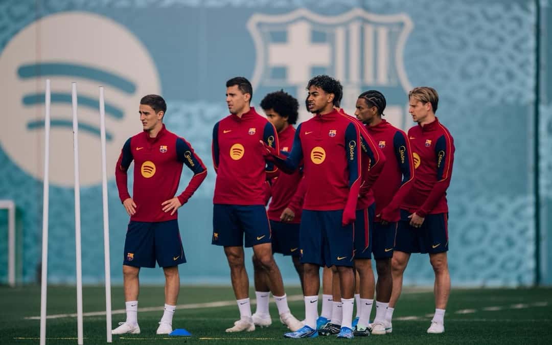 Jugadores del Barcelona, con ropa de entrenamiento bordó, esperan su turno entre los conos en la última práctica antes del Clásico (foto: FC Barcelona)