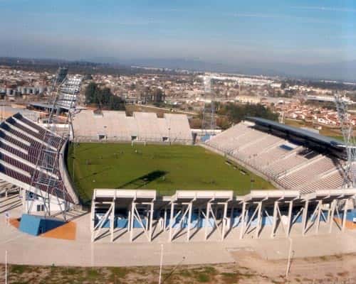 Vista aérea del estadio Padre Ernesto Martearena de Salta, con sus tribunas y el campo de juego; foto de archivo de 2014 (foto: Mmatus, Wikimedia Commons, licencia CC BY-SA 4.0)