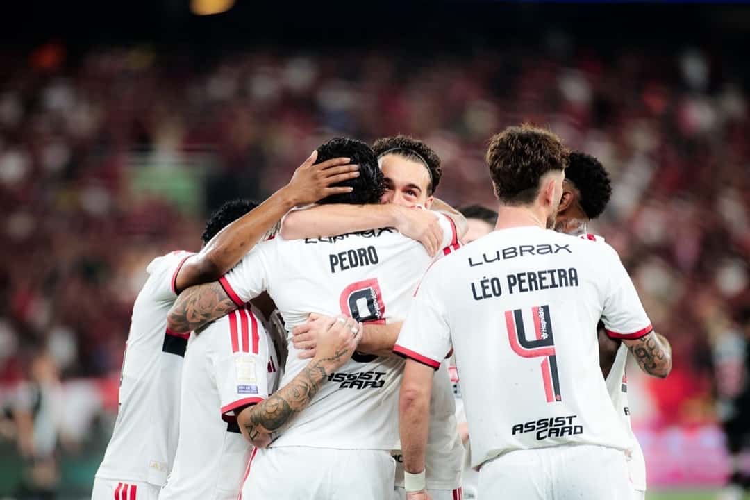 Jugadores del Flamengo, entre ellos Pedro con la camiseta número 9 y Léo Pereira con la número 4, se abrazan para festejar un gol ante el Vasco, el jueves 29 de octubre de 2026 (foto: Gilvan de Souza, prensa Clube de Regatas do Flamengo)