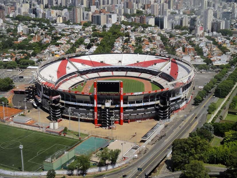 Vista aérea del estadio Monumental, de River, con sus tribunas rojas y blancas; foto de archivo de 2013 (foto: Fulviusbsas, Wikimedia Commons, licencia CC BY-SA 4.0)
