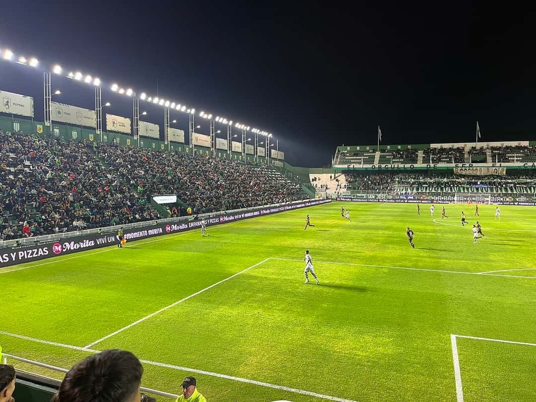 El estadio Florencio Sola, de Banfield, de noche y con las tribunas llenas, durante un partido ante Platense; foto de archivo de 2023 (foto: Vincenzo.togni, Wikimedia Commons, licencia CC BY 4.0)
