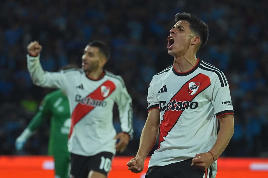 Jugadores de River, con la camiseta blanca con la banda roja, festejan un gol; foto de archivo de octubre de 2026 (foto: prensa Liga Profesional de Fútbol)