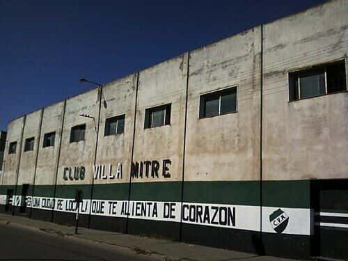 El frente del estadio José Martínez, de Villa Mitre, en Bahía Blanca, con el nombre del club pintado en la pared blanca y verde; foto de archivo de 2009 (foto: Diegoluciano, Wikimedia Commons, dominio público)