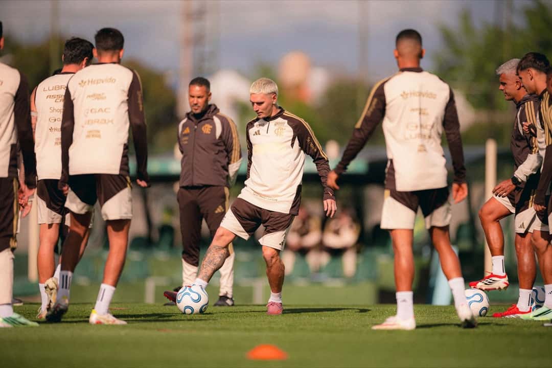 Jugadores de Flamengo, con ropa de entrenamiento blanca y marrón, hacen trabajos con pelota en el predio de Defensa y Justicia antes de la ida; foto de archivo del miércoles 14 de octubre (foto: Adriano Fontes / Flamengo)