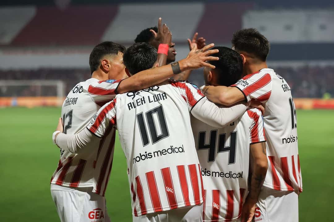 Los jugadores de Instituto, entre ellos Alex Luna con el número 10, se abrazan para festejar un gol en Alta Córdoba; foto de archivo de julio de 2026 (foto: prensa oficial de Instituto)