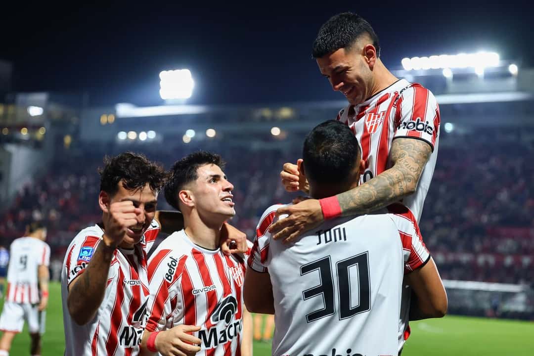 Los jugadores y el cuerpo técnico de Instituto festejan en ronda en el campo de Alta Córdoba, con la platea de fondo; foto de archivo de septiembre de 2026 (foto: prensa oficial de Instituto)