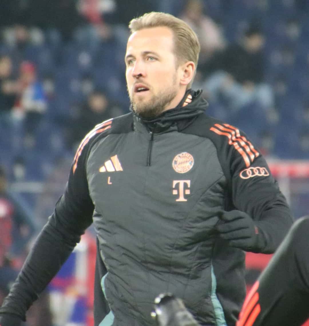 Harry Kane, con la campera de entrenamiento negra de Bayern Múnich, en la entrada en calor de un amistoso ante Salzburgo. Foto de archivo de enero de 2025. Foto: Werner100359, licencia CC BY-SA 4.0, vía Wikimedia Commons