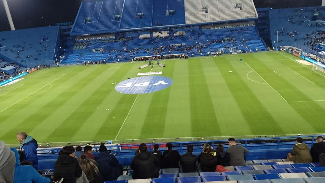 El estadio José Amalfitani de Vélez visto desde la tribuna alta, con el campo de juego listo antes de un partido nocturno y las plateas azules todavía con lugares libres; foto de archivo de 2023 (foto: RDPFLAME / Wikimedia Commons, CC BY-SA 4.0)