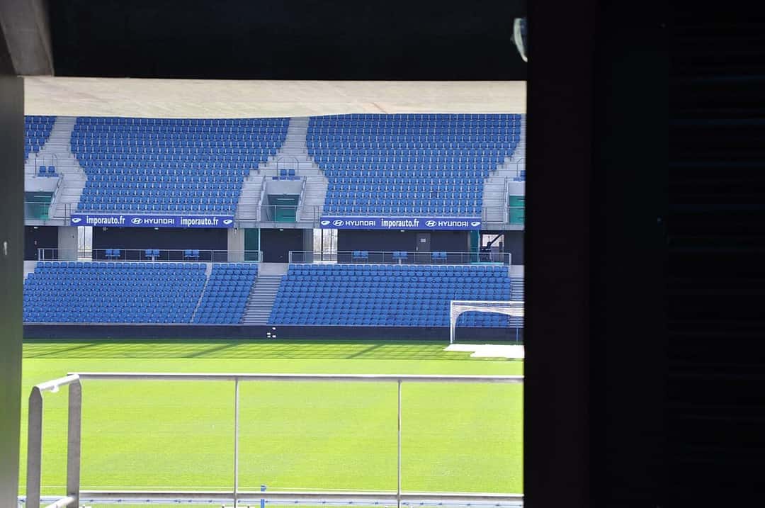 Las tribunas azules del Stade Océane, la cancha del Le Havre, vistas desde un palco con la cancha de césped y un arco; foto de archivo de abril de 2018 (foto: Philippe Alès, Wikimedia Commons, licencia CC BY-SA 4.0)