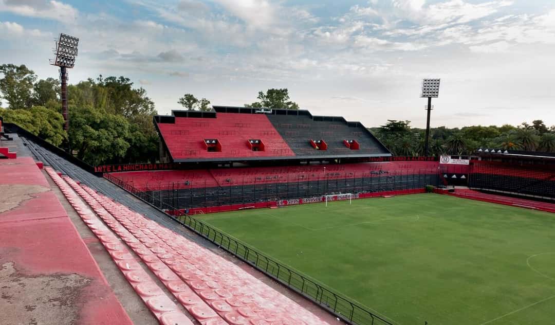 El estadio Marcelo Bielsa, de Newell's, en Rosario, con las tribunas rojinegras vacías y el campo de juego; foto de archivo de 2017 (foto: PitchdGroundhopping, Wikimedia Commons, licencia CC BY-SA 4.0)
