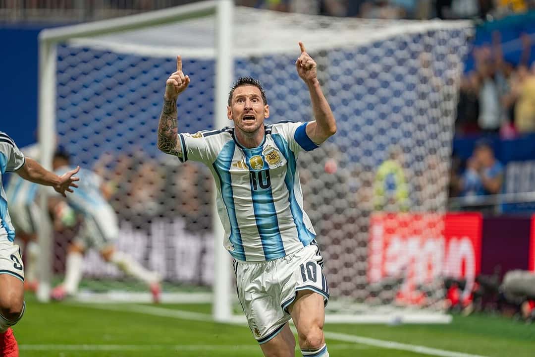 Lionel Messi, con la camiseta de la Selección argentina y el número 10, festeja un gol con los dos dedos índices hacia el cielo en el Mundial 2026; foto de archivo del 7 de julio de 2026 (foto: Bryan Berlin, Wikimedia Commons, licencia CC BY-SA 4.0)