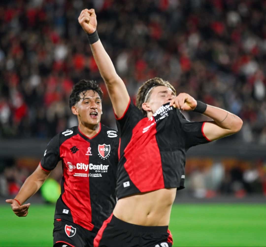 Dos jugadores de Newell's, con la camiseta roja y negra, festejan un gol con el puño en alto; foto de archivo de octubre de 2026 (foto: prensa Liga Profesional de Fútbol)