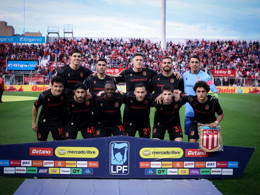 El equipo titular de Estudiantes, con la camiseta negra, posa para la foto antes del partido con Unión en el estadio 15 de Abril (foto: prensa oficial de Estudiantes de La Plata)