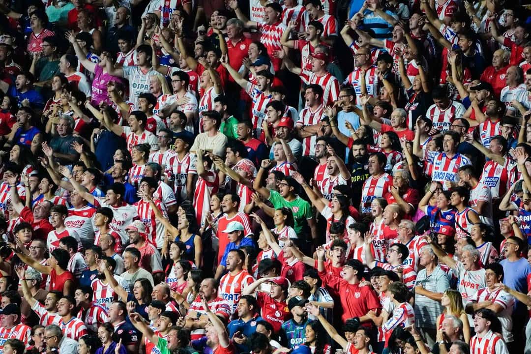 Los hinchas de Unión, con camisetas rojiblancas, alientan con los brazos en alto en una tribuna del estadio 15 de Abril; foto de archivo (foto: prensa oficial de Unión de Santa Fe)