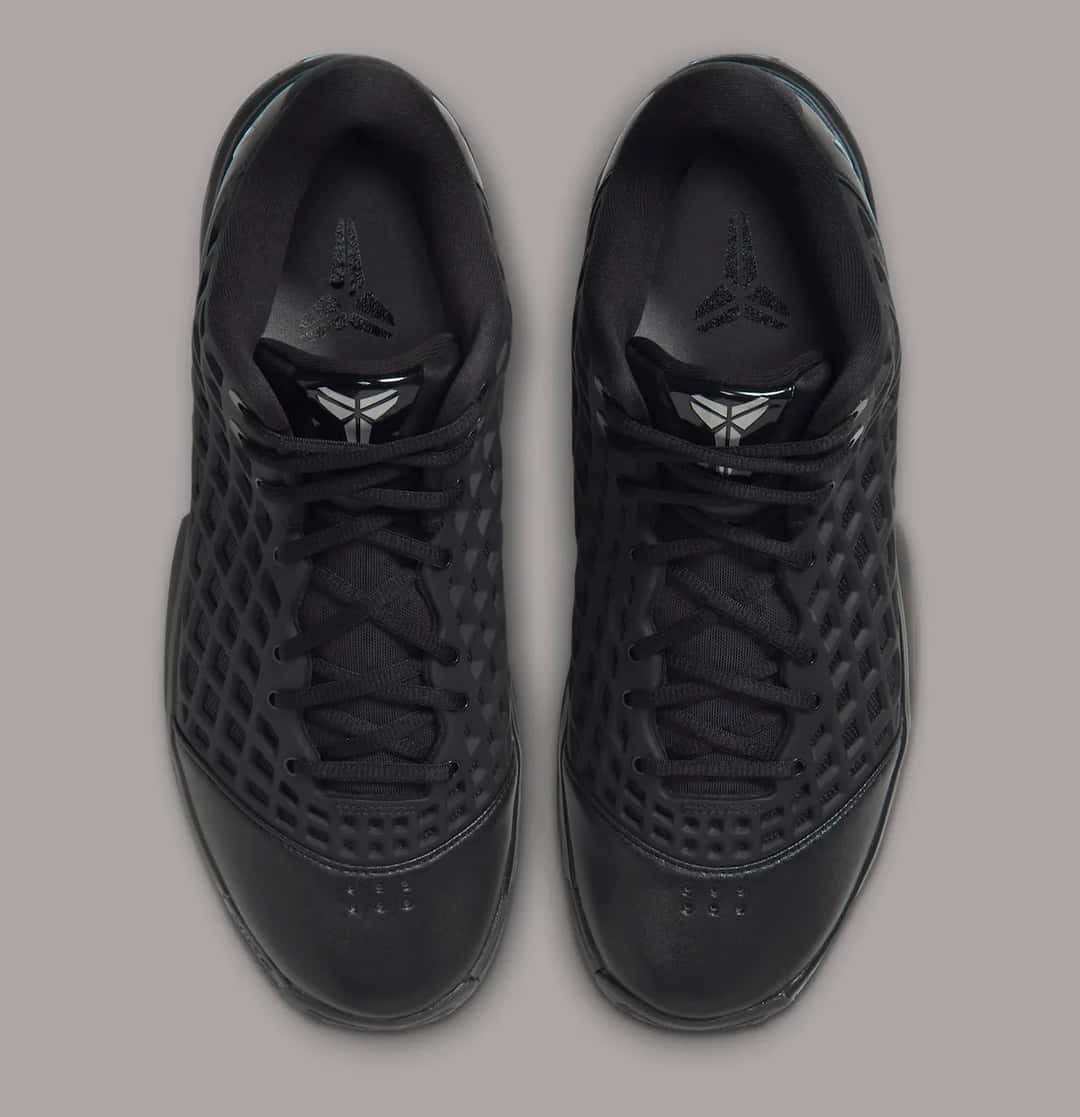 Par de Nike Kobe 3 Low Protro Black visto desde arriba, con la capellada negra en forma de red y el logo de Kobe en la lengüeta