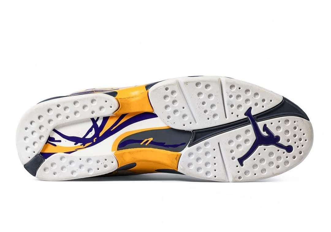 Suela de las Air Jordan 8 de Kobe Bryant, blanca con amarillo, violeta y el Jumpman en el centro