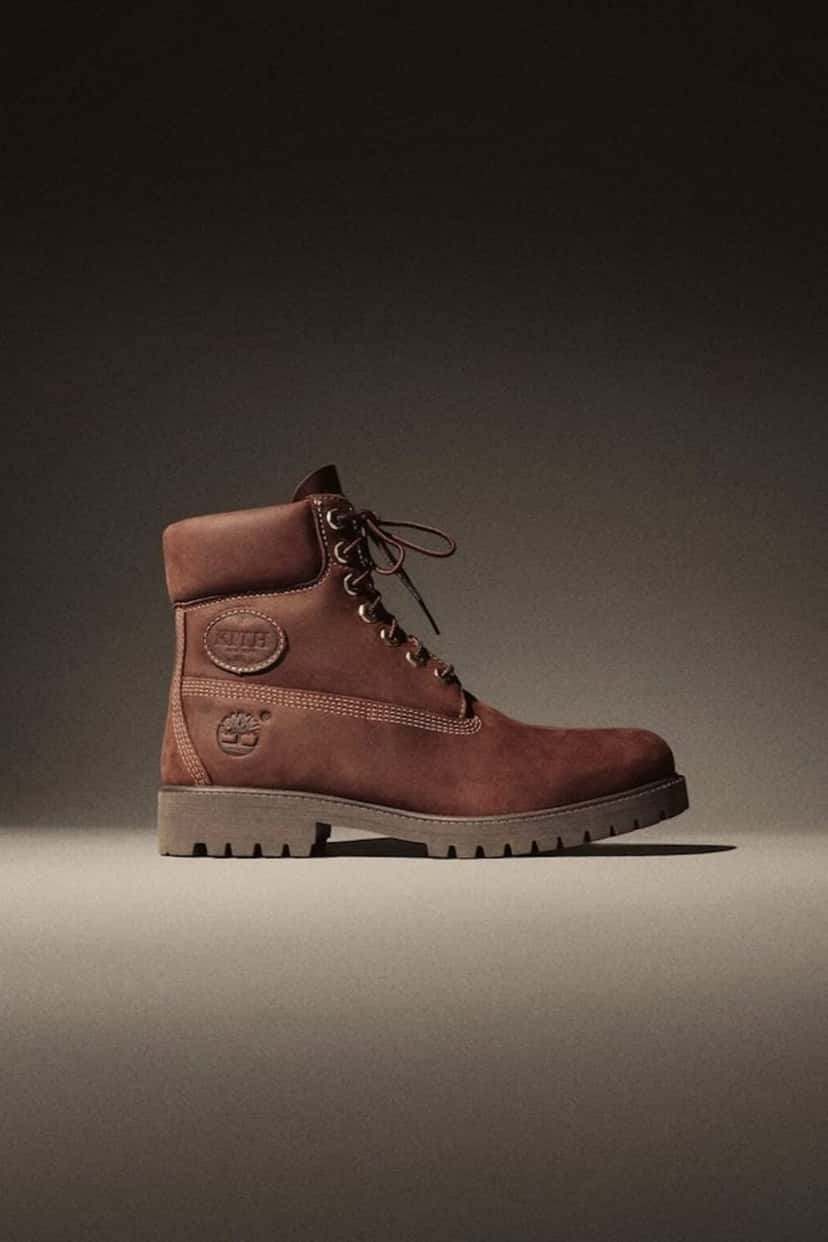 Kith x Timberland 6-Inch Boot Burgundy sobre fondo oscuro, en nobuk bordó con el logo ovalado de Kith en el tobillo